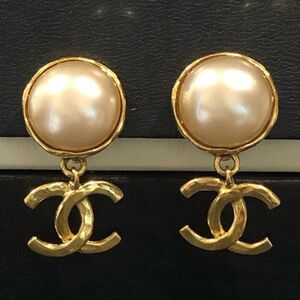 CHANEL CC Intertwined 24k Gold Plated and Cream Mabe Pearl Drop Clip-On Earrings